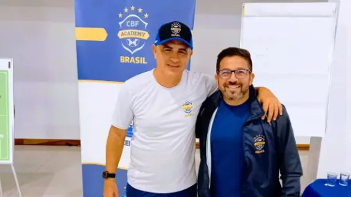 Rosbon poucou para foto com o técnico Marcelo Chamusca