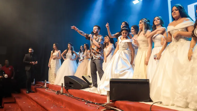 Baile das Flores reúne 44 debutantes na Assembleia Paraense