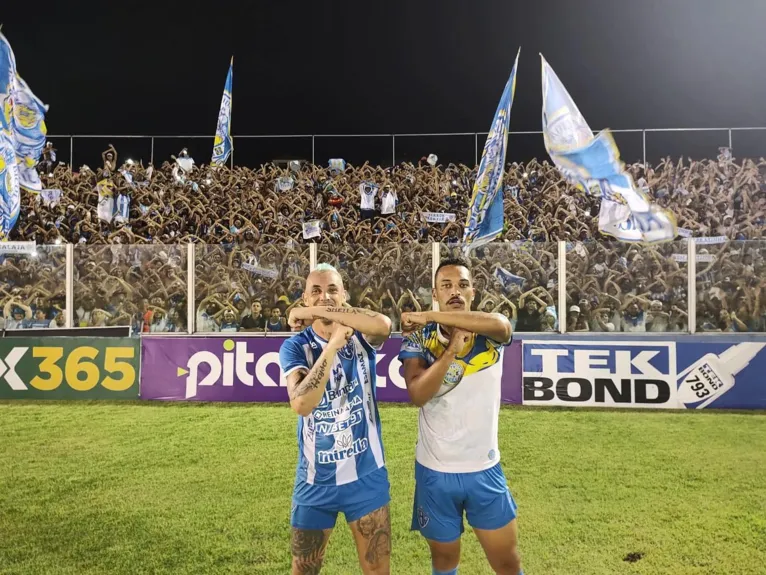 Marcelo Toscano e Mikael comemoram junto com torcedores