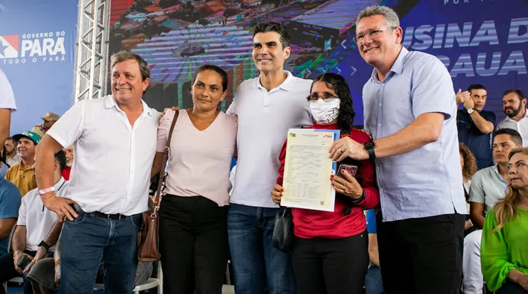 A cerimônia de entrega foi acompanhada também pela primeira-dama do Estado, Daniela Barbalho; o prefeito de Parauapebas, Darci Lermen e Keniston Braga, uma das lideranças do município