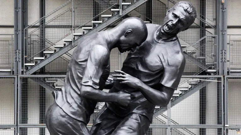 Estátua exposta em Paris