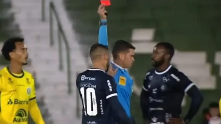 Jean Patrick foi expulso com menos de 20 minutos em campo