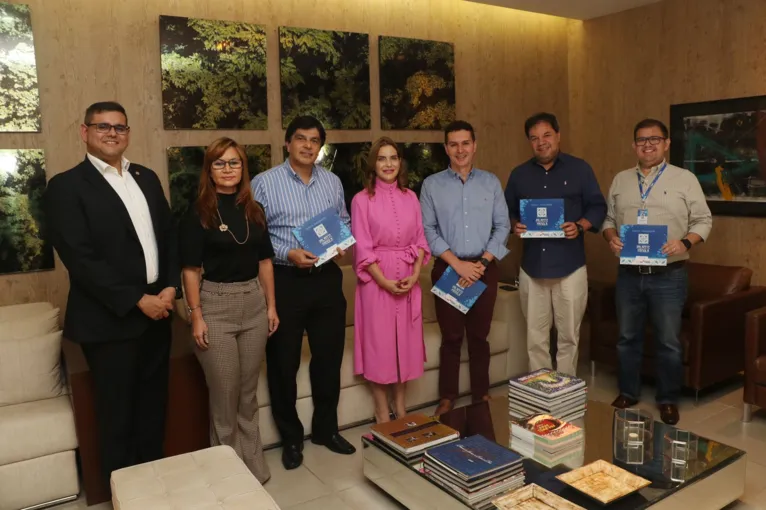 A primeira dama do Estado do Pará, Daniela Barbalho, junto com secretário de Cultura do Estado do Pará, Bruno Chagas, e a secretária de Comunicação do Estado, Vera Oliveira, estiveram na sede do Grupo RBA para divulgar a inauguração do Palacete Faciola. Eles foram recebidos pelo presidente do grupo Jader Filho, pelo vice-presidente Camilo Centeno e pelo diretor comercial, Nilton Lobato