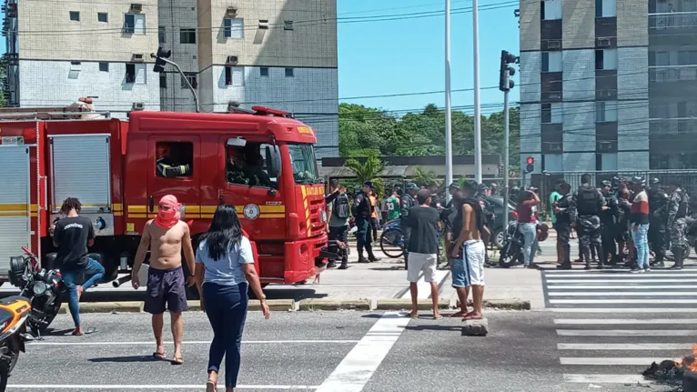 Protesto com pneus queimados deixa trânsito lento em Belém