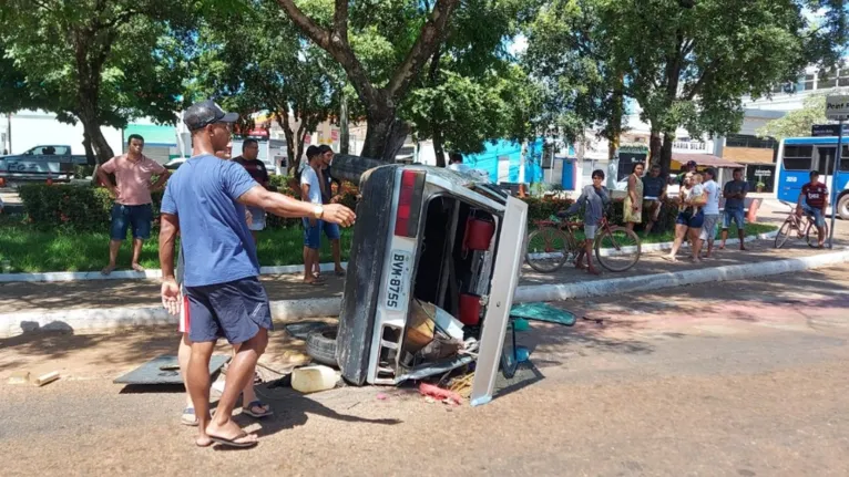 Automóvel capotou duas vezes