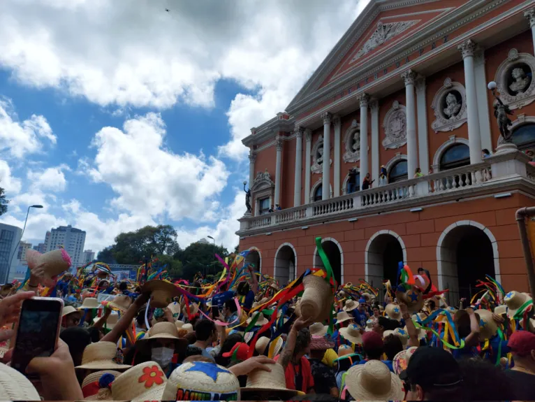 Concentração foi na Praça da República, em frente ao Theatro da Paz,