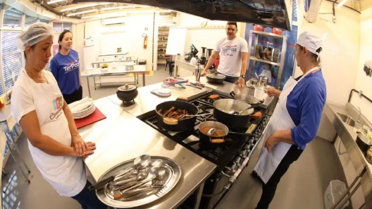 O complexo comunitário tem cozinha funcional para oficinas