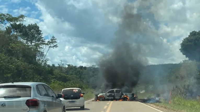 Não há informações se foram os próprios bandidos que atearam fogo para apagar provas ou se a caminhonete pegou fogo na colisão.