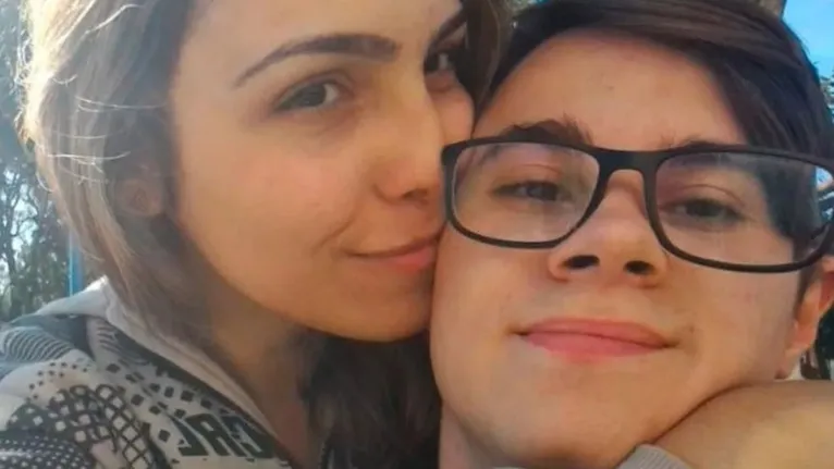 Isabela Tibcherani, de 18 anos, com o ator Rafael Miguel.