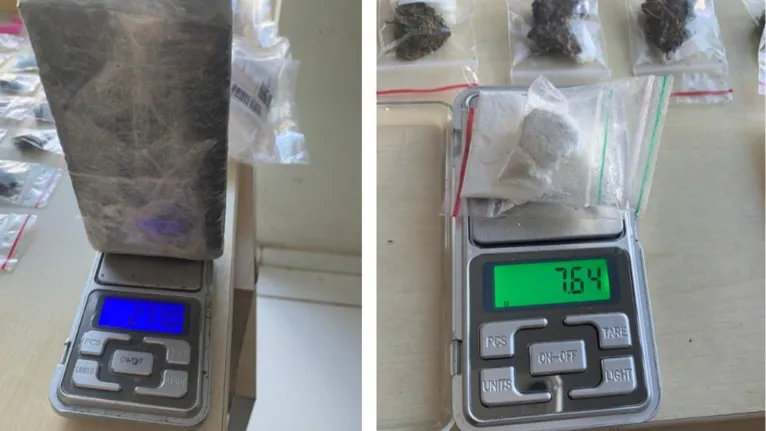 Maconha prensada e papelotes de cocaína entre os materiais encontrados com o acusado