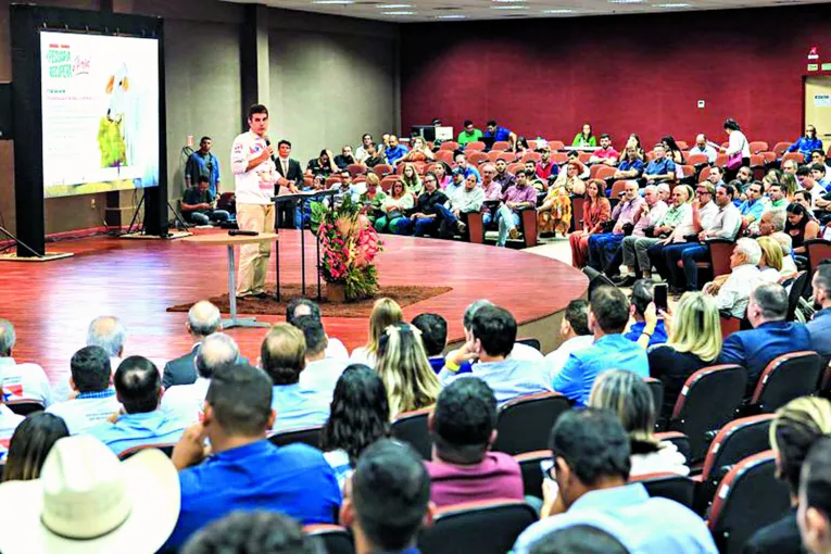 Helder Barbalho participou da programação e entregou título de cidadão paraense a Alysson Paolinelli