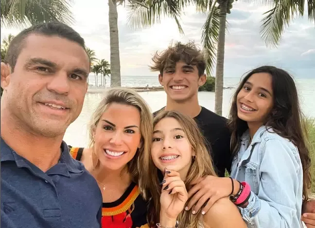 Joana Prado, o marido Vitor Belfort e os três filhos do casal.