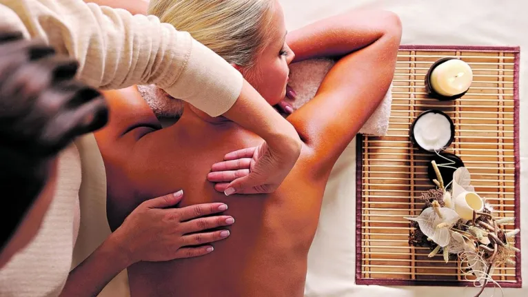 Entre os benefícios da massagem, estão o relaxamento muscular e o controle da ansiedade
