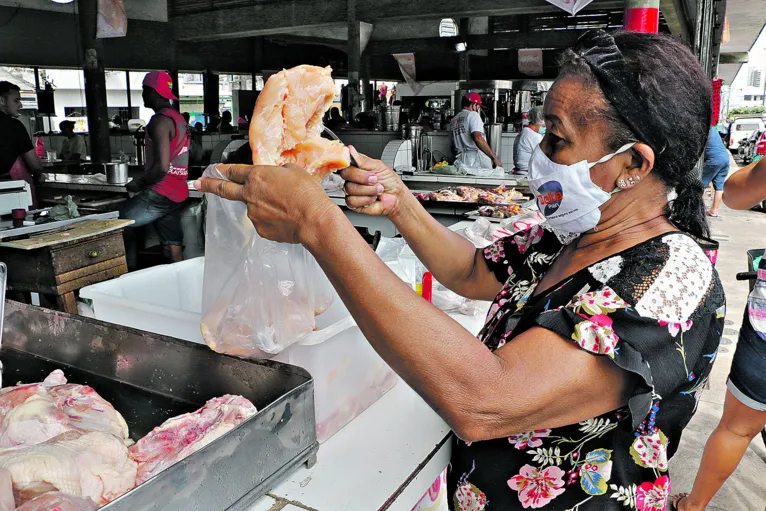 Mesmo mais em conta que a carne, frango também pesa no bolso