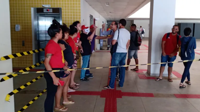 Alunos protestaram ainda contra professores que tentaram furar a greve