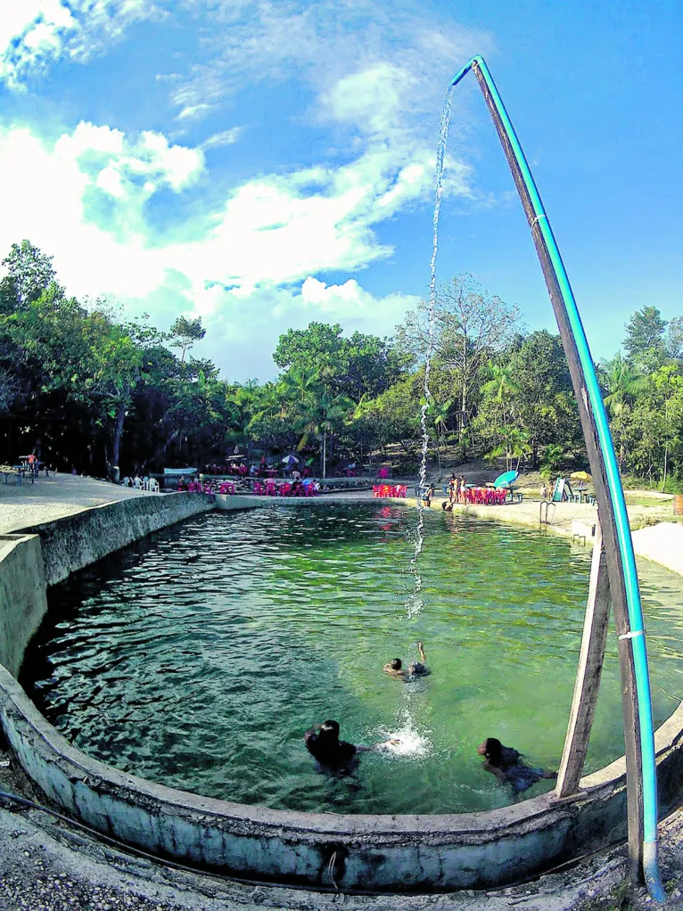 As
piscinas naturais de Tailândia no Clube Fachetti