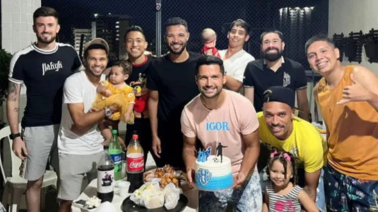 Igor Carvalho comemora aniversário com elenco do Paysandu