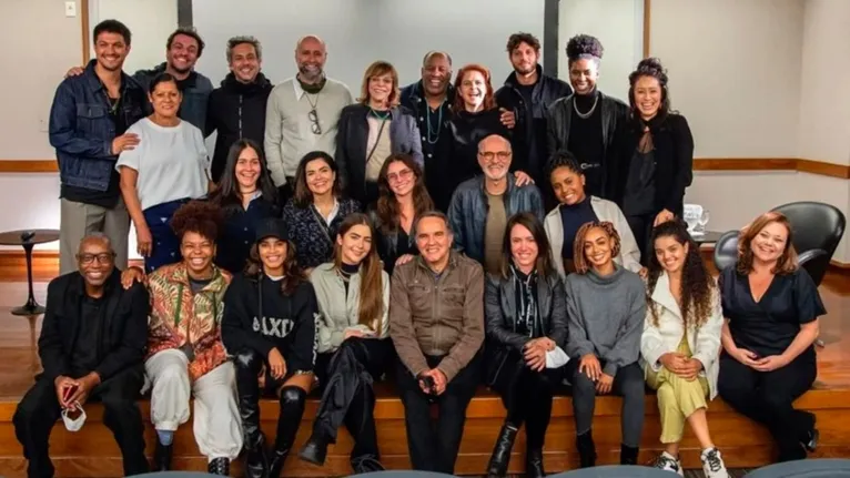 Nesta segunda-feira (20), foi divulgada a imagem do primeiro encontro do elenco