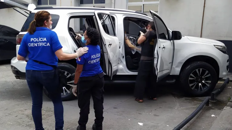 Polícia Científica e policias civis fizeram o levantamento no veículo estacionado na DH.