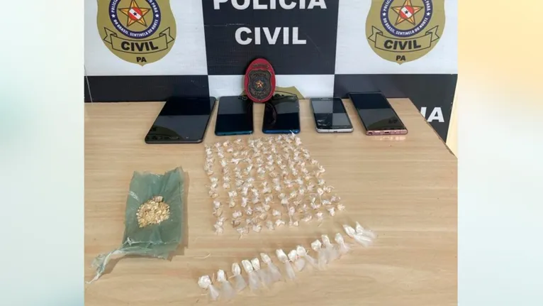 Porções de crack e cocaína apreendidos pela polícia