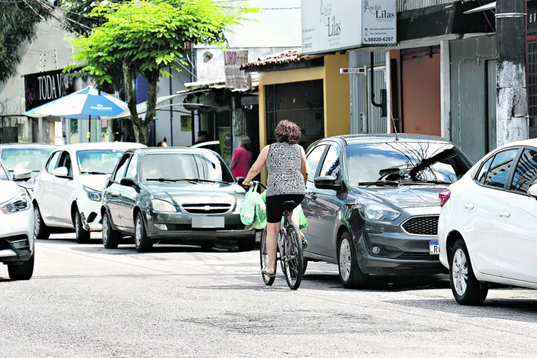 Ciclistas têm de encarar o trânsito, já que não há muito espaço e alternativas