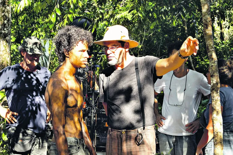 O diretor Renato Barbieri no set com o ator Matheus Abreu