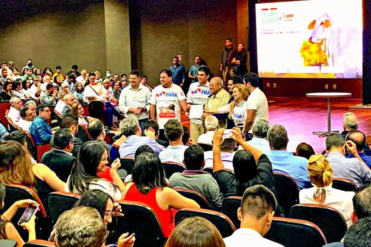 Helder Barbalho participou da programação e entregou título de cidadão paraense a Alysson Paolinelli