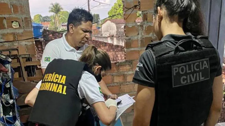 Policiais durante as diligências realizadas nesta quinta-feira (30),   em Belém e Ananindeua.