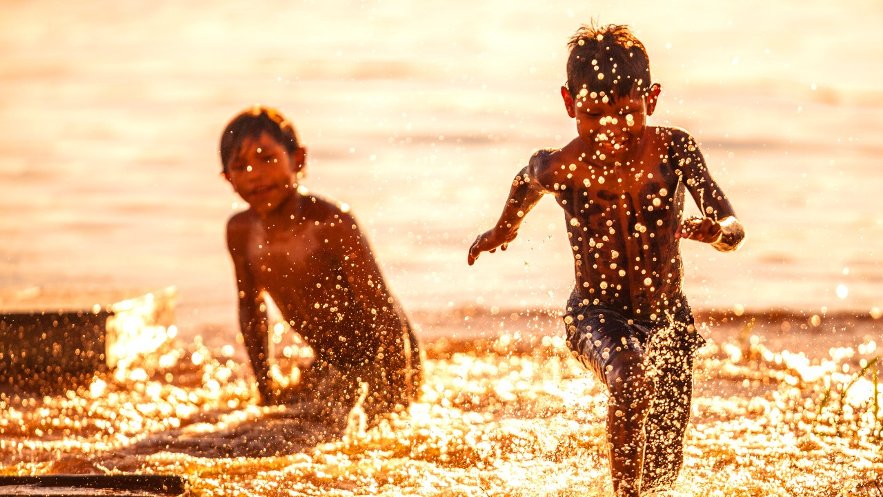Crianças brincando as margens do rio