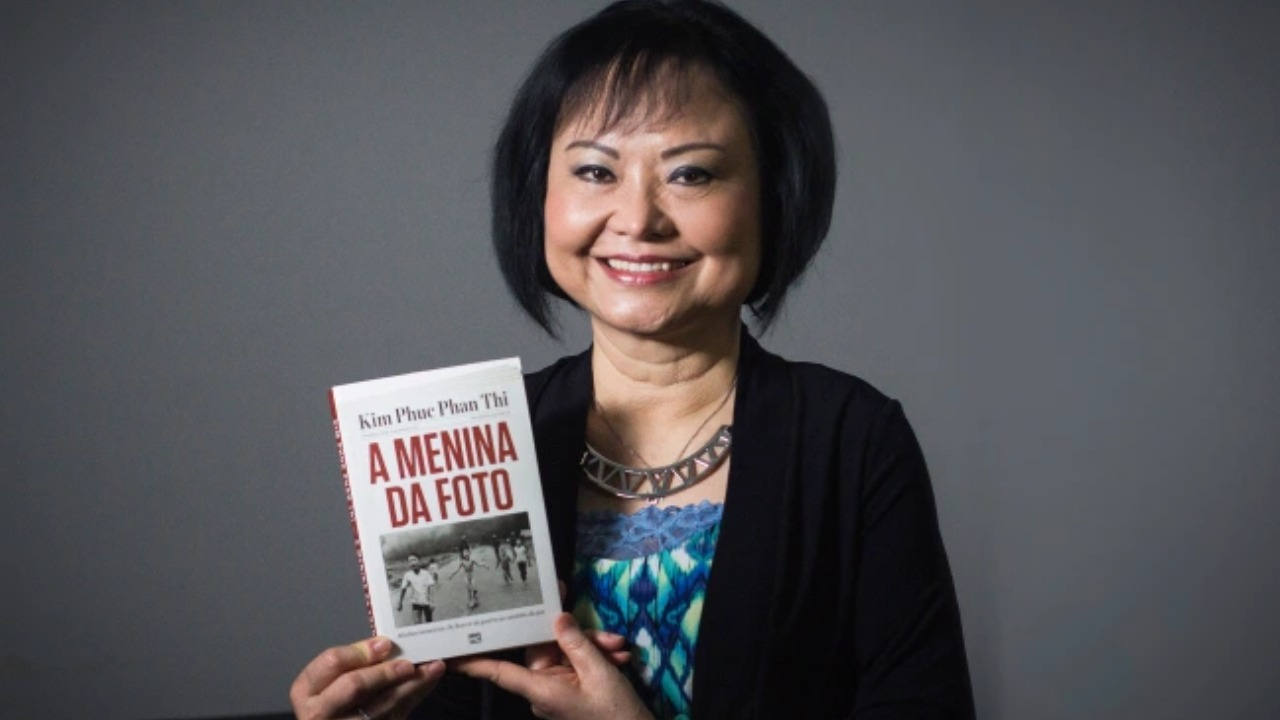 ‘Garota Napalm’, da famosa foto na Guerra do Vietnã, no lançamento de seu livro em 2022