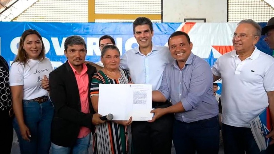 O governador Helder Barbalho e o prefeito Marcelo Borges entregaram títulos de propriedades para moradores do Setor Bela Vista em Redenção
