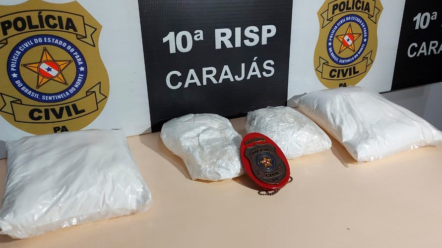 Aproximadamente 3,5 quilos de cocaína encontrados na mala da acusada