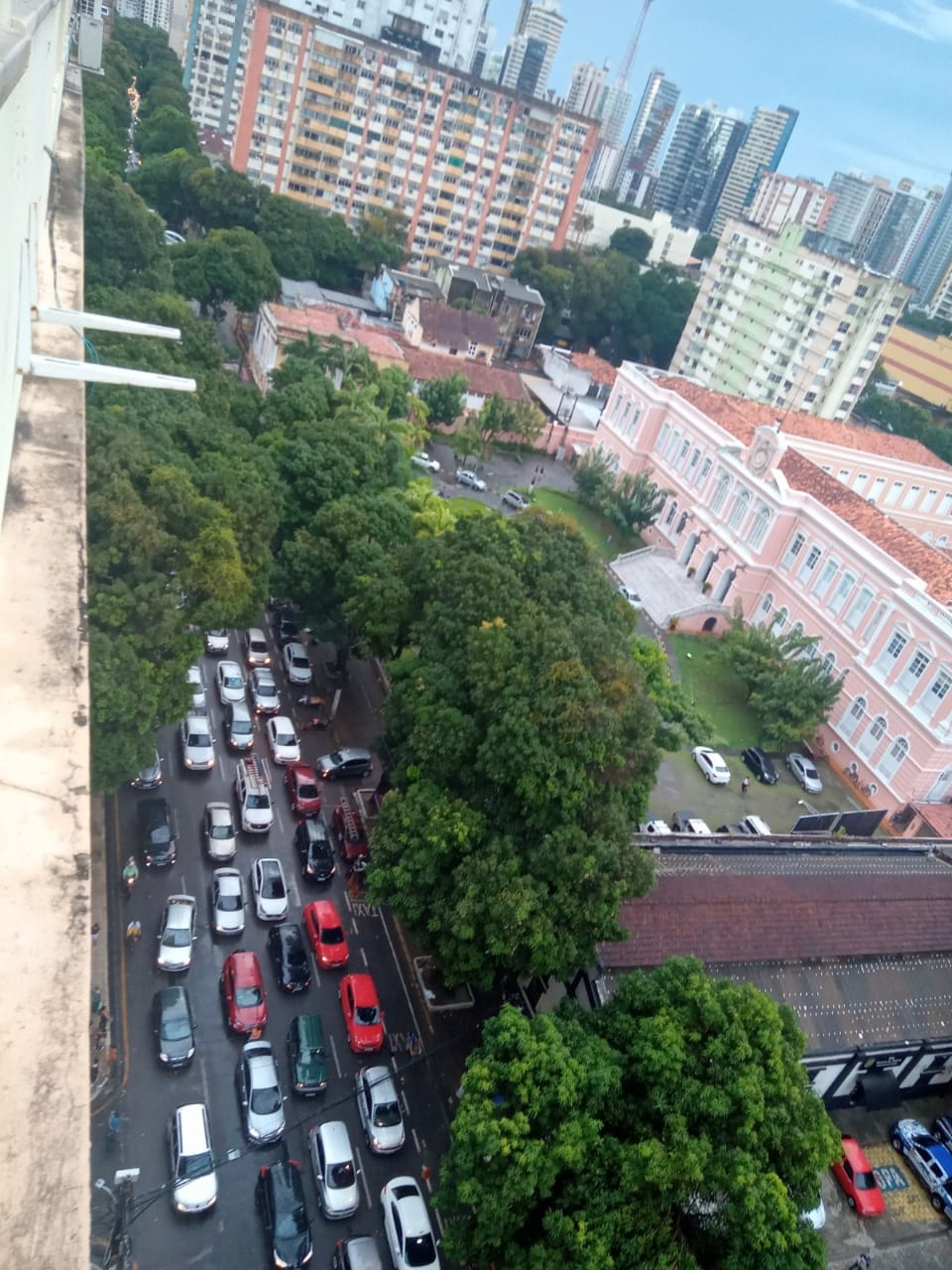 Vídeo: fortes chuvas causam transtornos em Belém