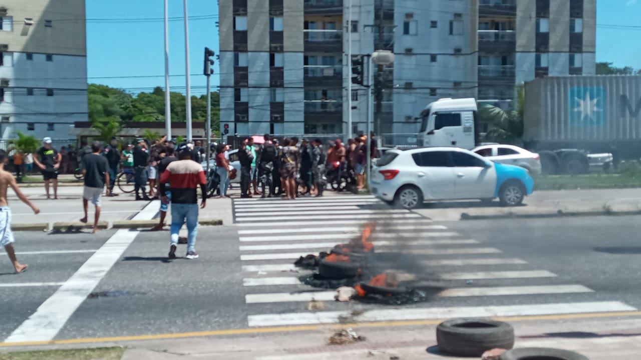 Pneus foram queimados e os dois lados da via foram interditados