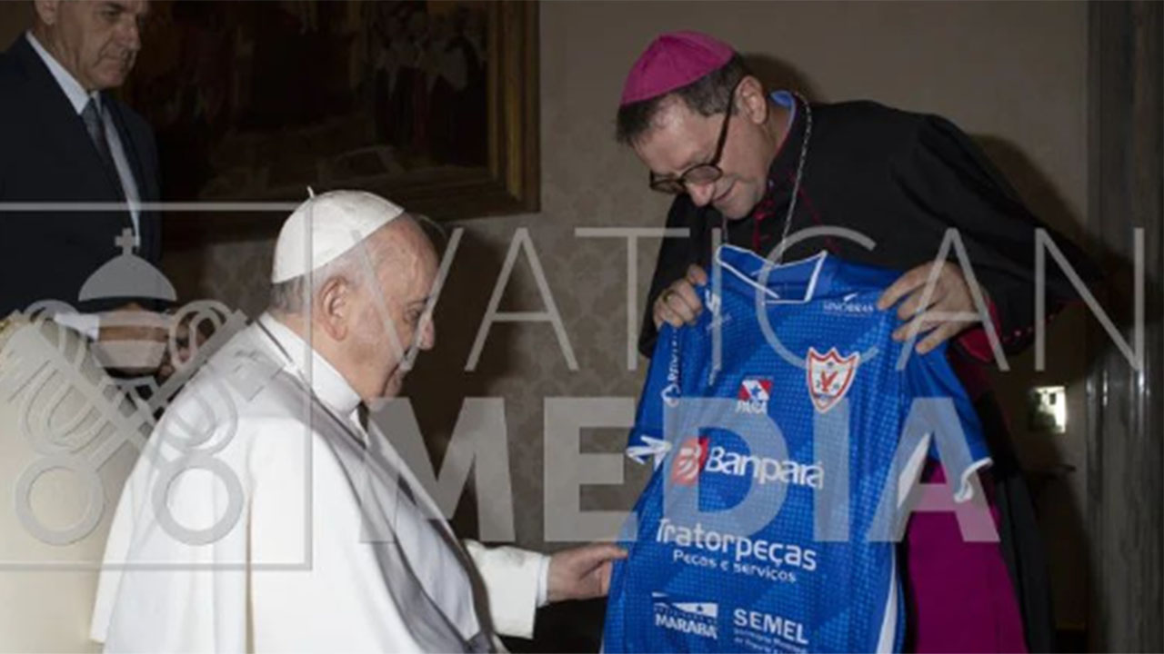 Papa Francisco recebe camisa de time paraense. Saiba qual!