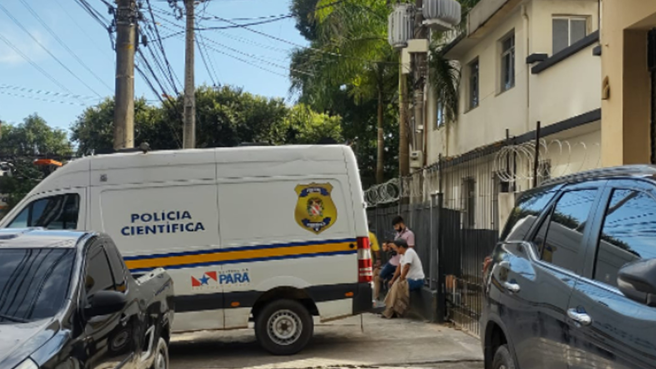 Perícia está sendo feita no estacionamento da Divisão de Homicídios, em São Brás
