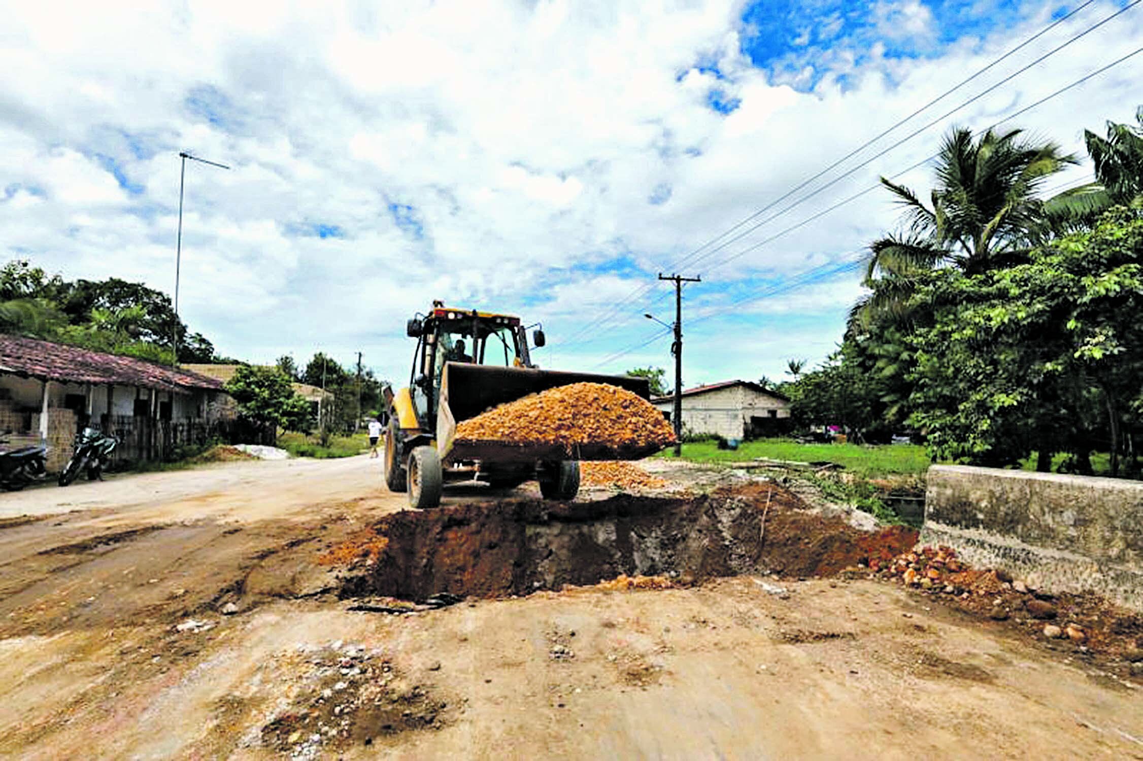 Trabalho de reconstrução das vias de acesso à regiões destruídas pelas chuvas já começaram