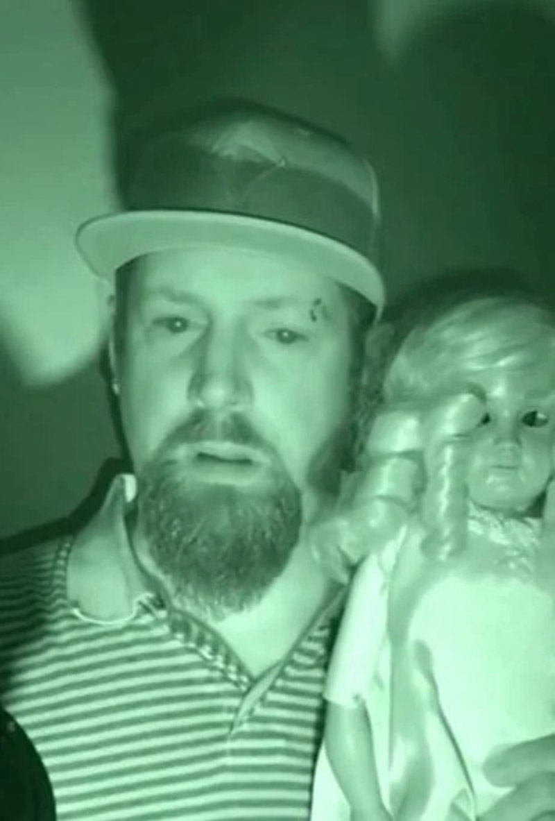 Homem insiste com boneca-demônio em casa e família se afasta