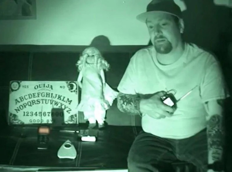 Homem insiste com boneca-demônio em casa e família se afasta