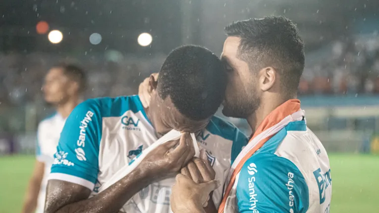 Wesley se emocionou depois do jogo contra o Confiança