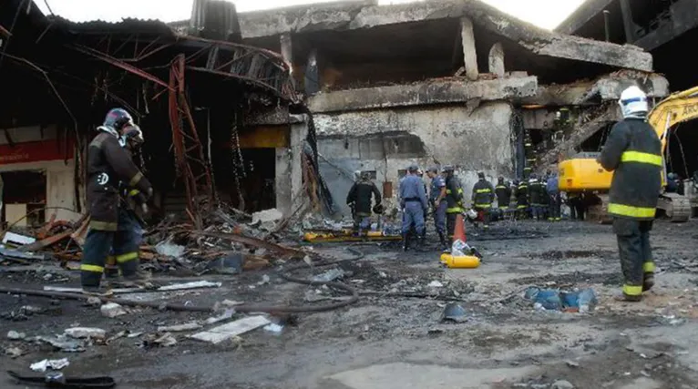 Bombeiros trabalham nas ruínas do prédio da TAM atingido pelo vôo 3054 à procura vítimas