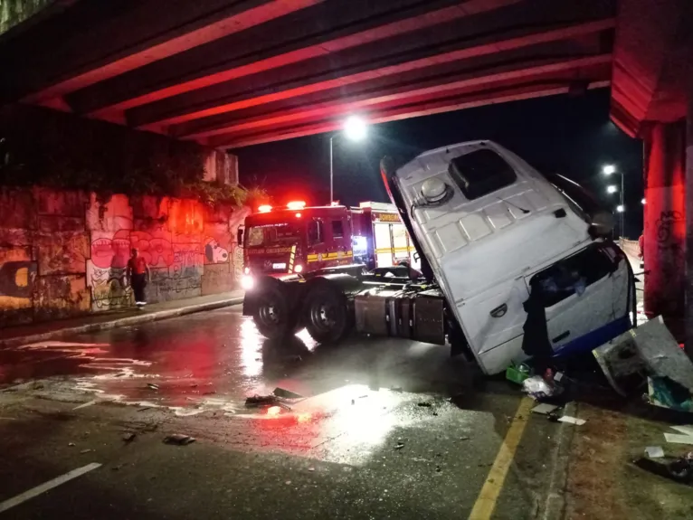 Óleo diesel ficou espalhado na pista, o que provocou a interdição total da avenida Pedro Álvares Cabral