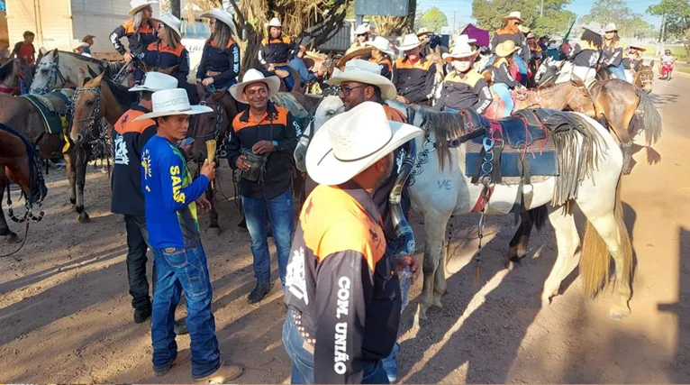 Comitivas de diversas regiões e zonas rurais participaram da cavaldada em Marabá neste domingo