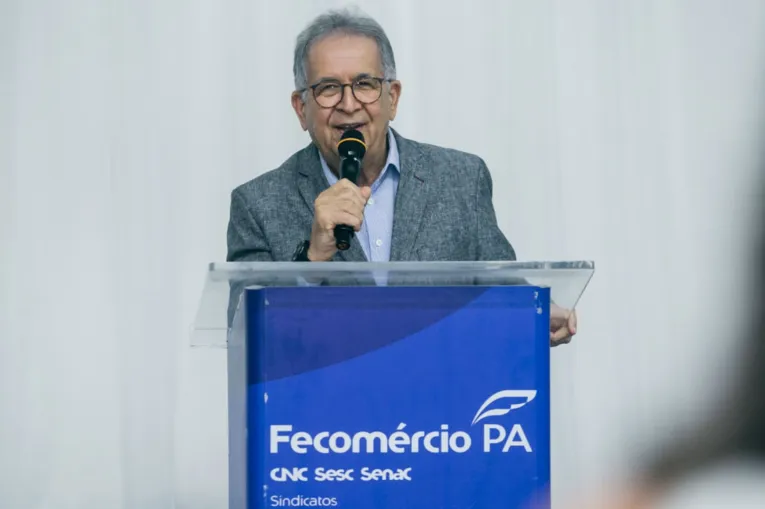 O presidente da Fecomércio Pará, Sebastião Campos, durante discurso.