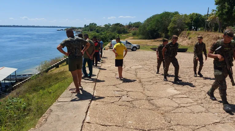 Militares e amigos acompanharam o resgate do corpo neste domingo (17)