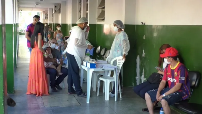 Muitos dos pacientes que aguardavam atendimento estavam do lado de fora esperando pelo retorno da energia elétrica