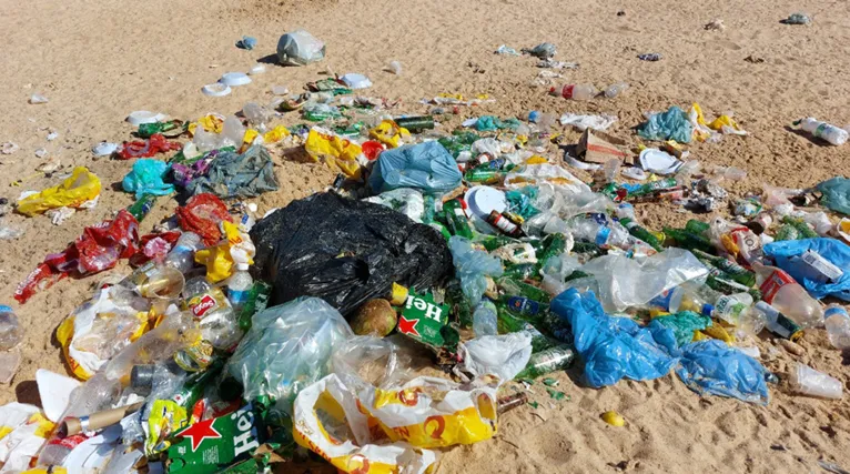 A vinda de turistas resulta em muito consumismo e a consequente poluição do meio ambiente