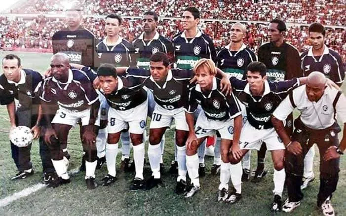 Goleiro Ivair (segundo da direita pra esquerda, em pé), na formação do Clube do Remo, durante os anos 2000