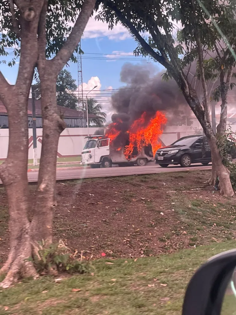 Após a explosão, a Kombi foi consumida pelas chamas.