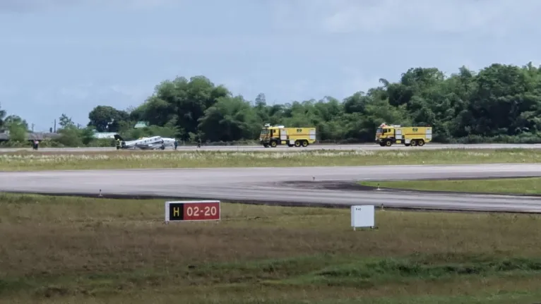 Equipes de resgate estão na pista do aeroporto onde avião sofreu acidente